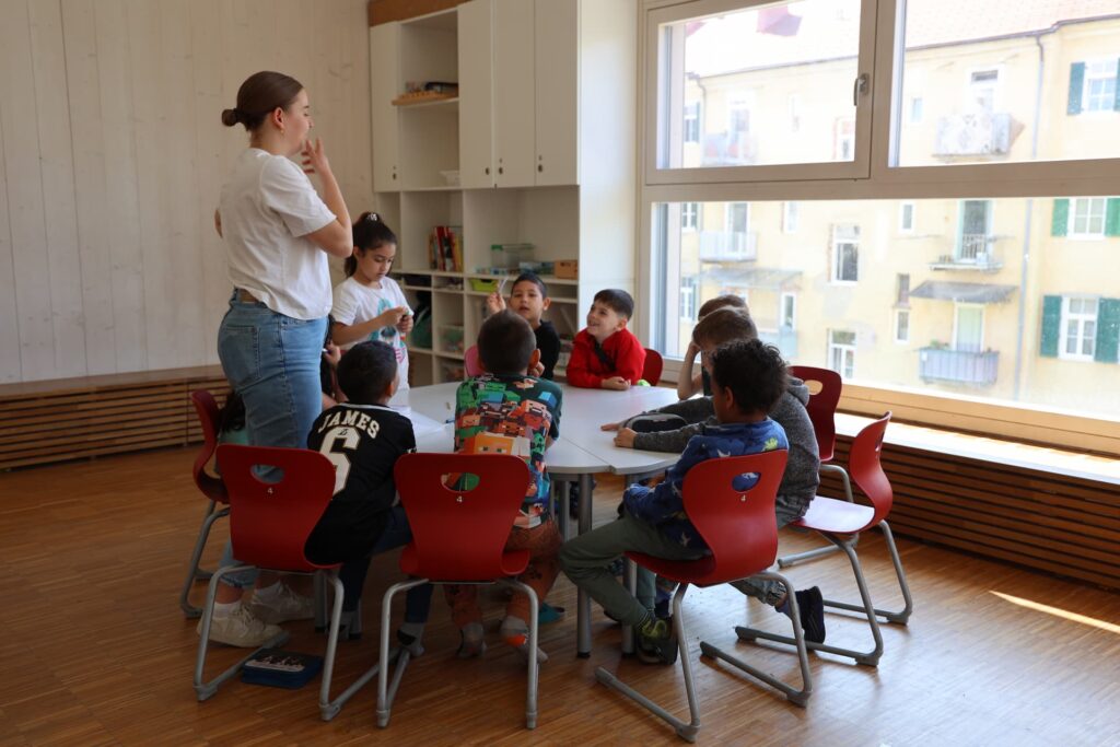 Lehrkraft und Kinder sitzen im Unterricht
Volksschule Brockmann gemeinsame Lernzeit ist uns sehr wichtig.
Gruppenarbeiten, Kinder lernen gemeinsam Probleme zu lösen und Aufgaben zu bewältigen
Lehrer:innen und Schüler sitzen gemeinsam an einem Tisch in der Klasse