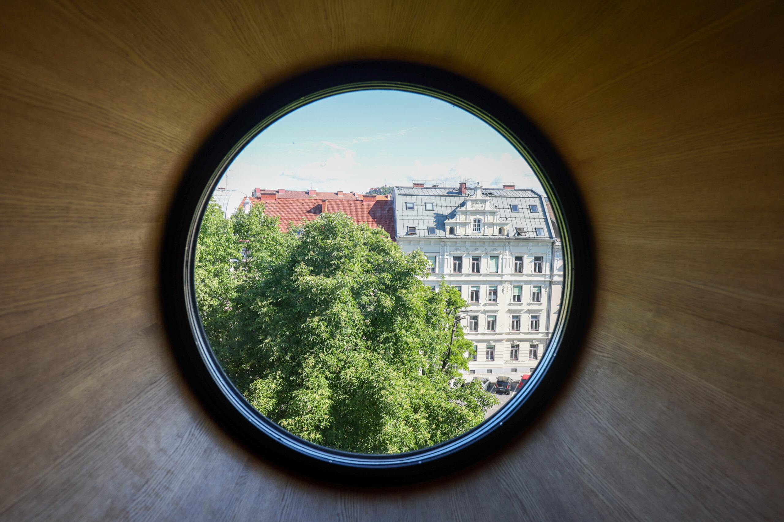 Wunderschöner Sonnenblick aus dem Bullauge des Leseturms