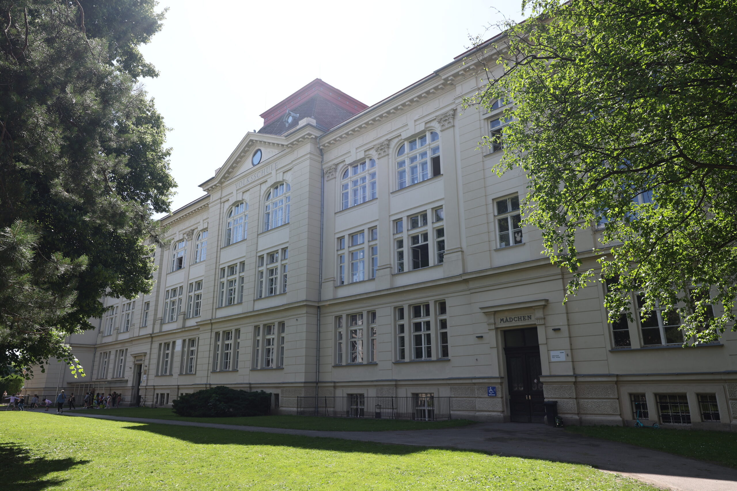 Volksschule Brockmann Gebäude in voller Pracht im Sonnenschein.
