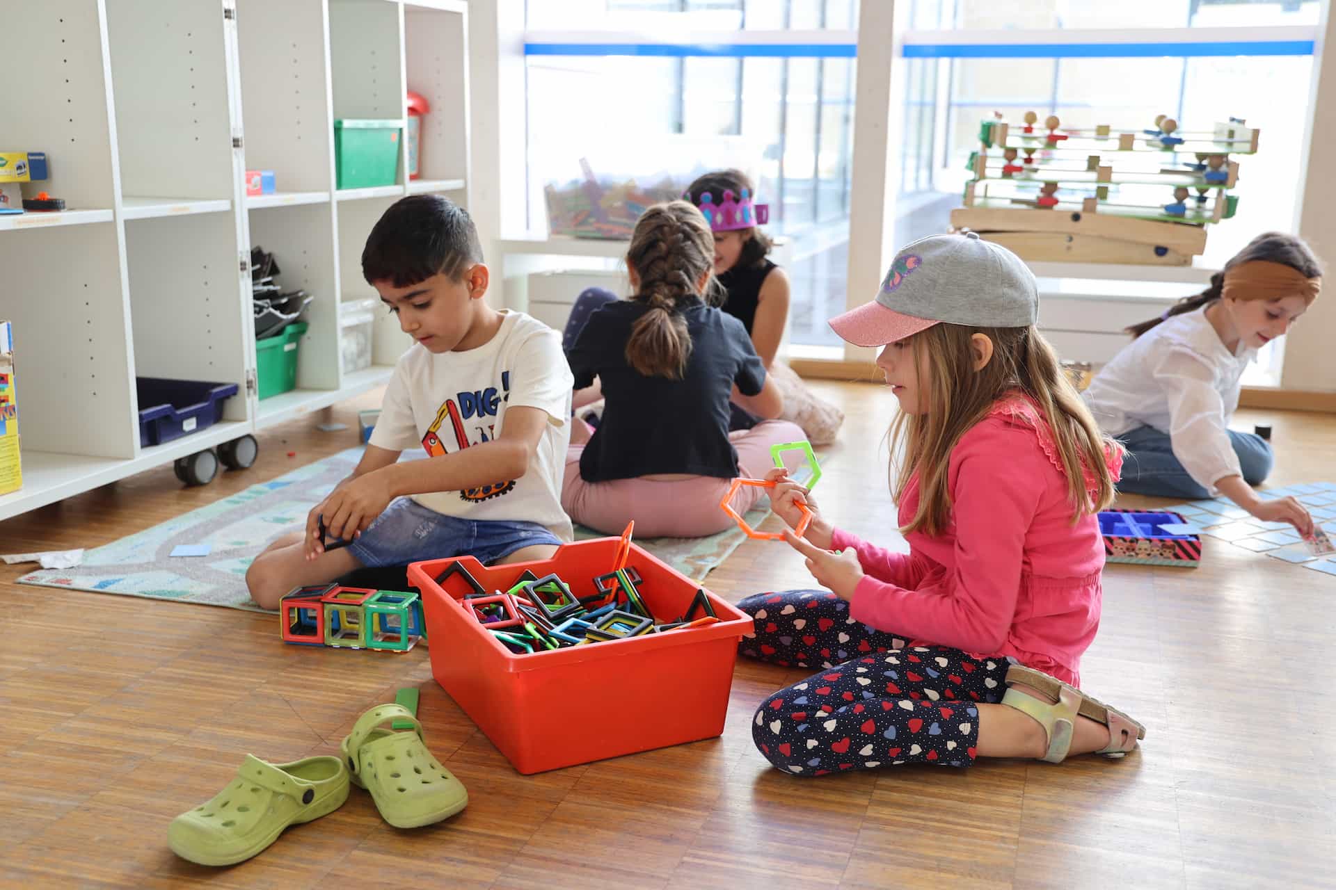 Kinder spielen in der Freizeitpädagogik in der Volksschule Brockmann in der Spieleecke