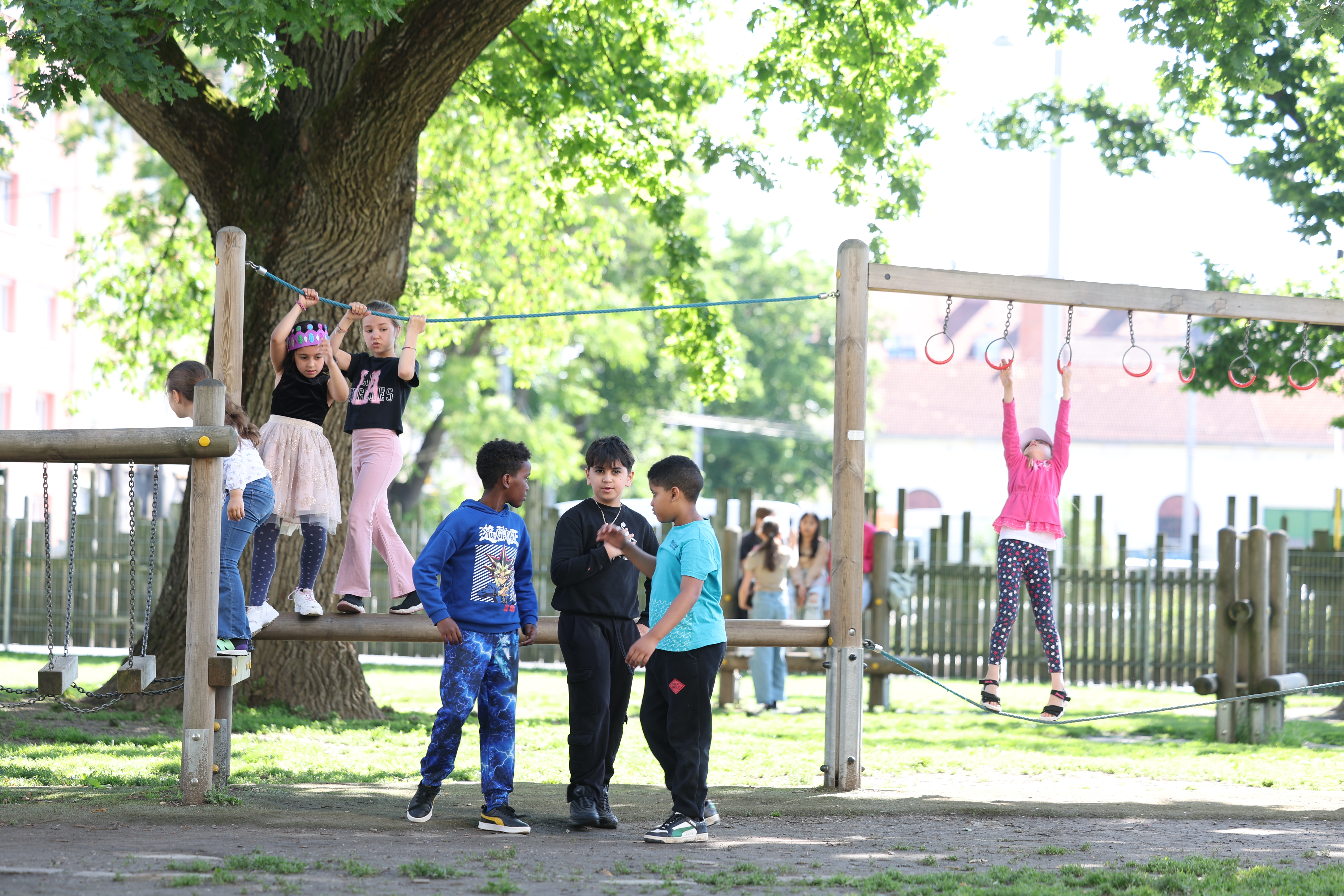 Volkschule Brockmann Spielplatz und Pausenhof
Kinder spielen in den Pausen bei Sonnenschein draußen auf unserem Schulhof und treffen sich zu gemeinsamen Aktivitäten in der Schulpause