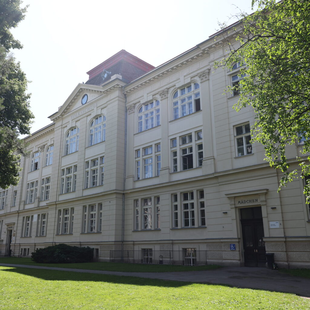 Volksschule Brockmann Außengebäude 
Eingangstüren von Volksschule Brockmann