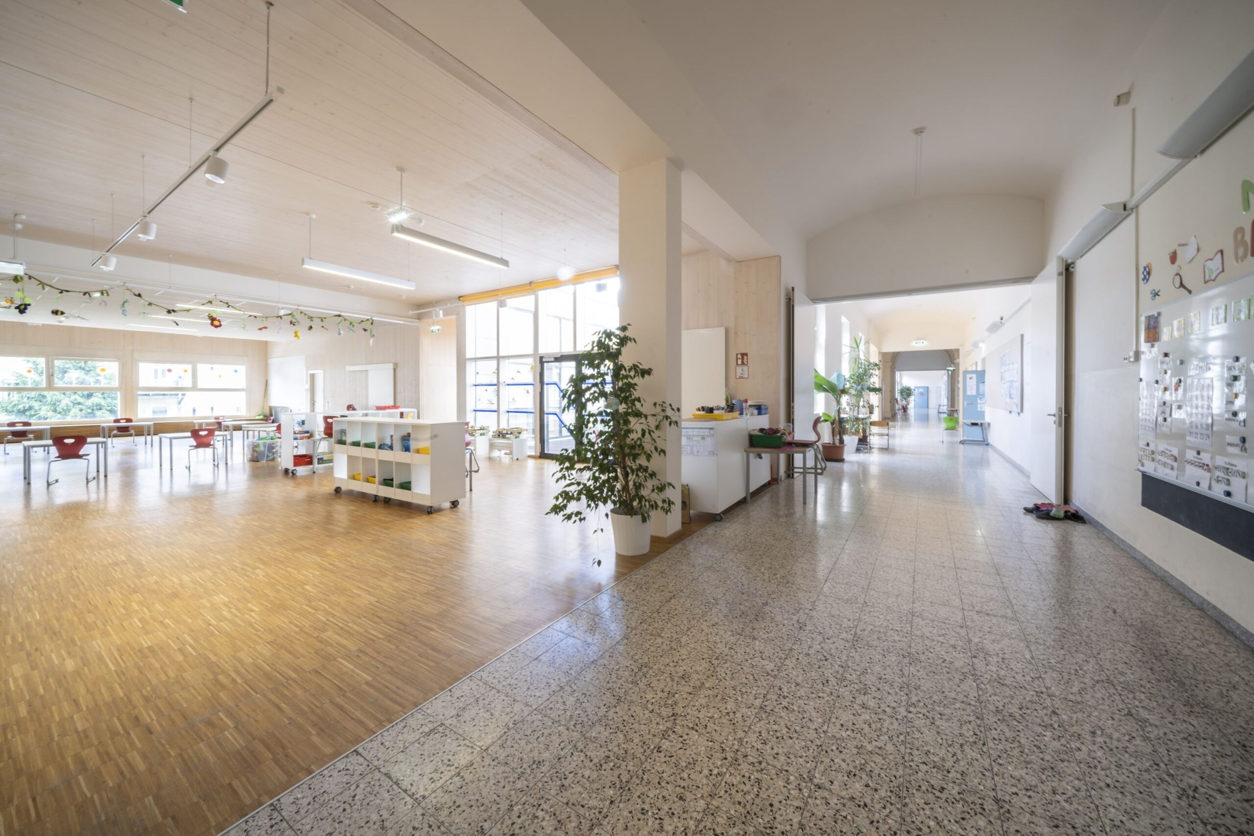 Der Ganz zu den umliegenden Klassen. Der Weg führt auch in den Pausenbereich, wo die Kinder spielen, lernen und ihre Mittagspause zum Essen abhalten. Hier finden auch der Schulrat mit den Kindern statt