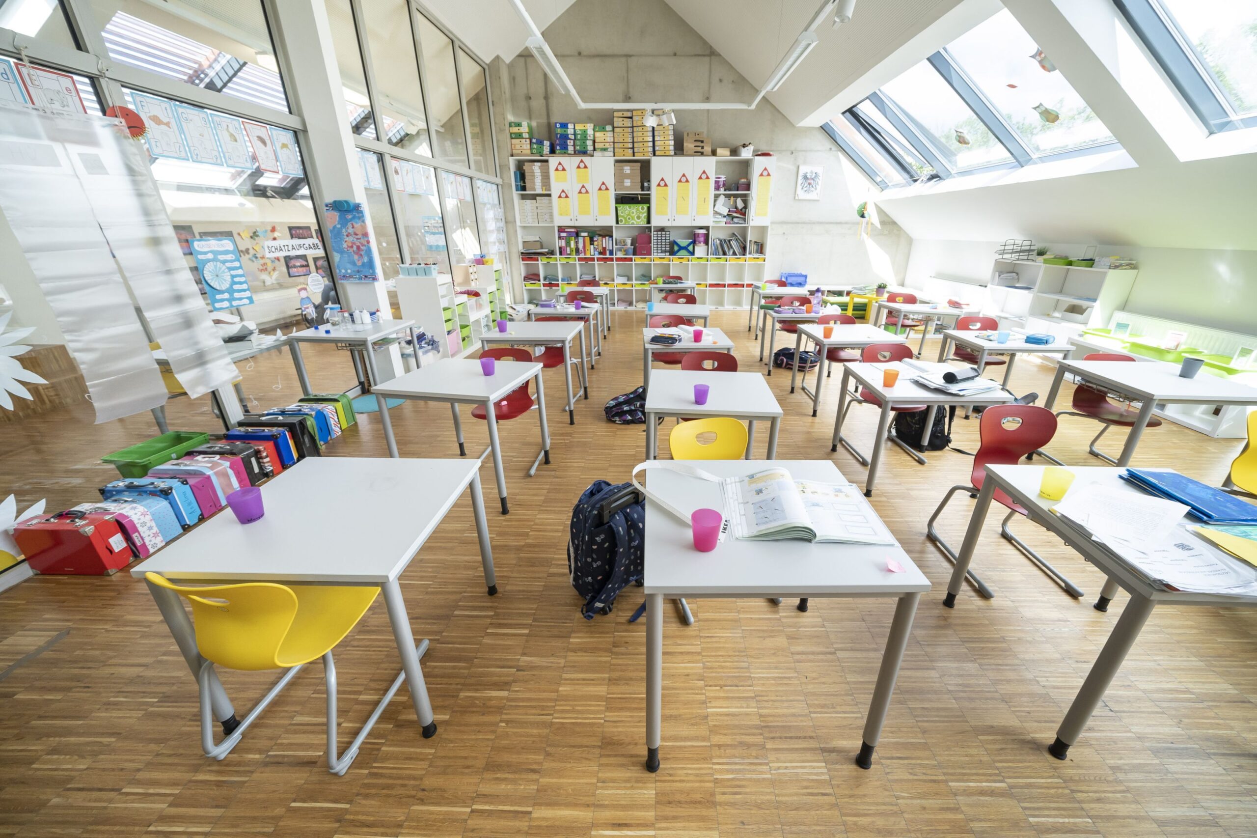 Helle Klassenräume mit aufgeteilten Tischen für gute Konzentration. Die neuen großen Klassen fassen mindestens 15 Schüler und sind modern ausgerichtet