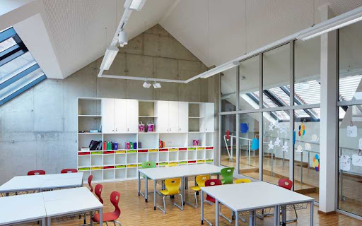 Die modernisierten Klassenräume sind mit neuen Möbeln ausgestattet. Die Tische und die Sessel sind ergonomisch für die Kinder angefertigt worden. Bunte Farben geben dem Klassenraum einen verspielt, fröhlichen Look