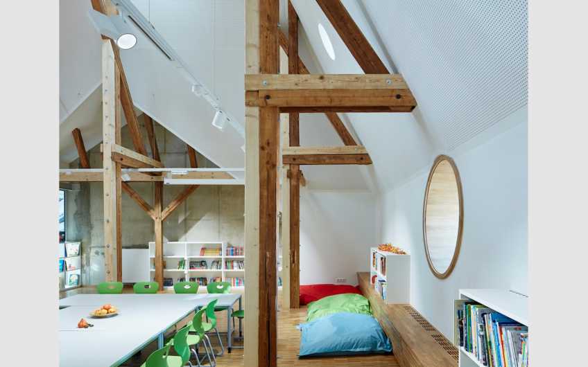 Die Schulbibliothek der VS Brockmann lädt zum Lernen, Entdecken und Verweilen ein. Kuschelige Decken und ein schönes helles Ambiente fördern das Lernen und Staunen der Kinder