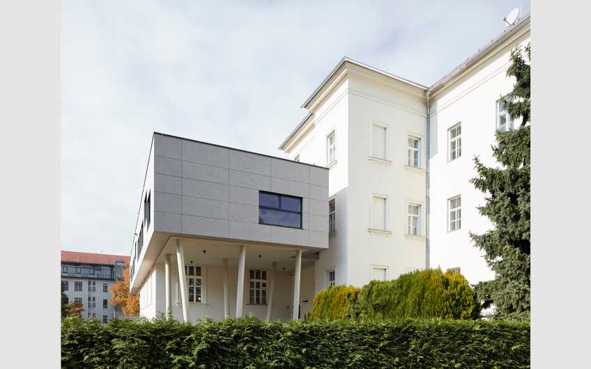 Neuzubau der Volksschule Brockmann Stadt Graz aus dem Blickwinkel vom Sportplatz