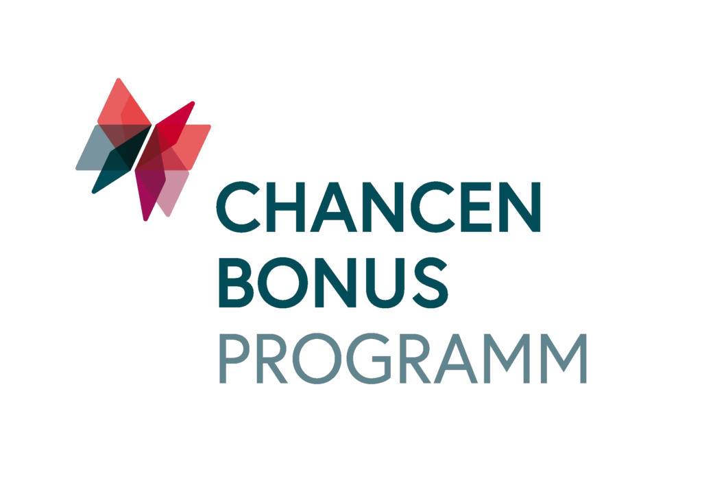 Man sieht ein blau-rotes, abstraktes Schmetterlingslogo. Schräg daneben steht der Text mit: Chancen Bonus Programm.
Zur Information: Die Volksschule Brockmann ist Partner des Bundesministerium für Bildung, von denen das Programm ausgeht.